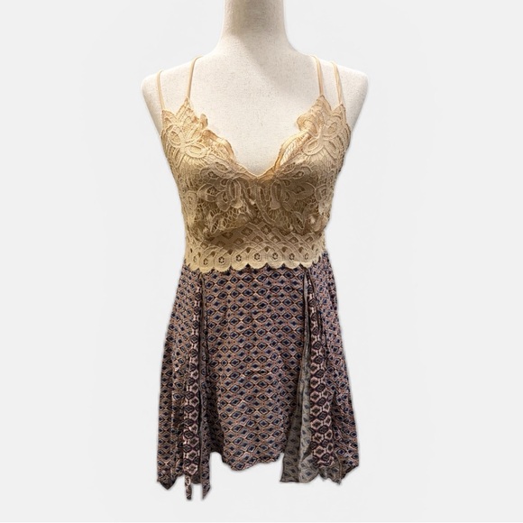 Gimmicks by BKE Beige Lace and Patterned Skirt - Picture 3 of 5